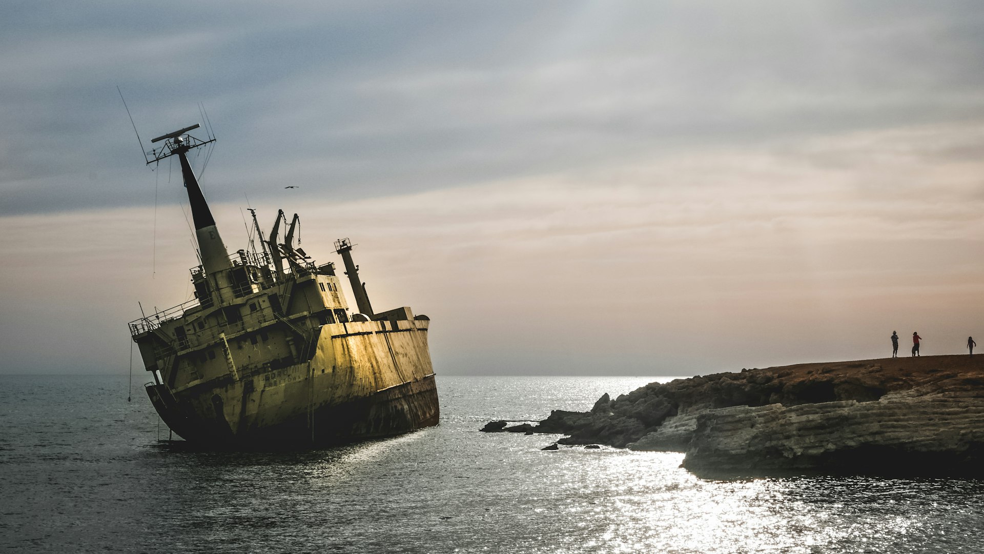 bateau échoué près du bord